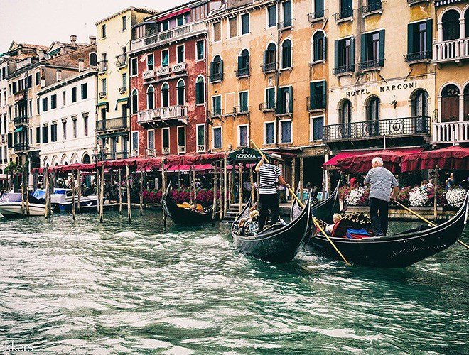 Venice (Italy): Venice bồng bềnh và cổ kính xen kẽ những con kênh rạch uốn lượn, được tạo thành bởi 118 đảo và 175 kênh đào, các đảo nối với nhau bởi 444 cây cầu.