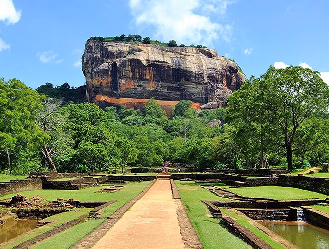 Sigiriya (Sri Lanka): Là một thành cổ bằng đá ra đời dưới triều vua Kassapa I (477-495).