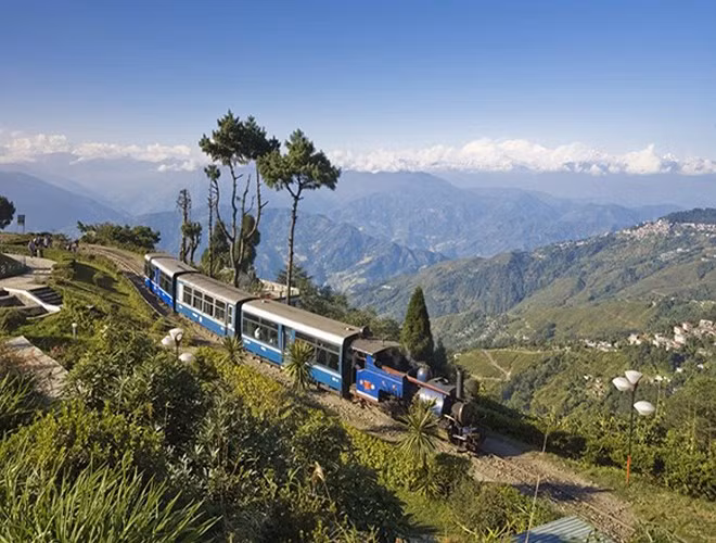 Hệ thống đường sắt trên núi (Ấn Độ): Được xây dựng dưới thời cai trị của thực dân Anh, hệ thống đường sắt trên núi của Ấn Độ thể hiện kỹ thuật nổi bật thời bấy giờ. Ảnh: Thebetterindian.