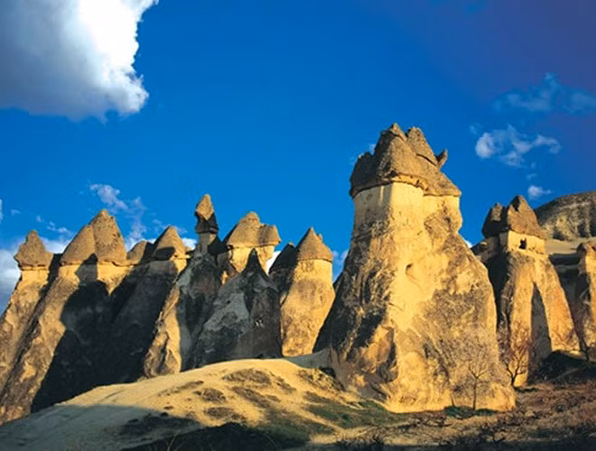 Vườn quốc gia Goreme và khu núi đá Cappadocia: Sự xói mòn đã tạo nên cảnh quan ngoạn mục ở Công viên quốc gia Goreme của Thổ Nhĩ Kỳ.