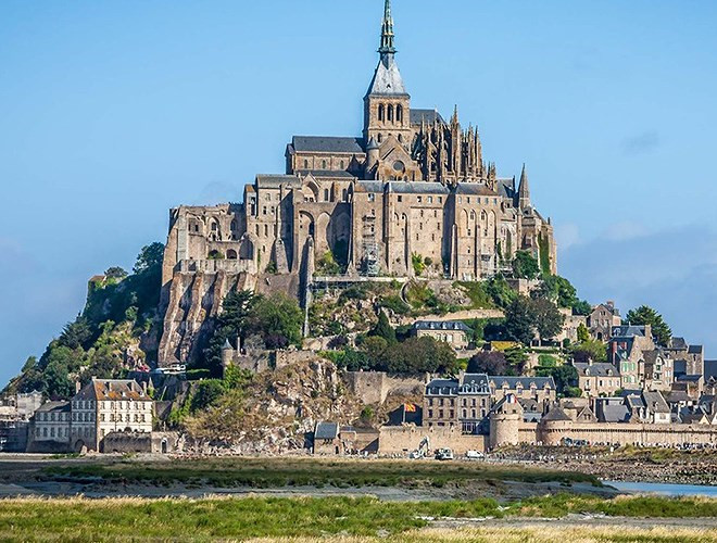 Mont Saint Michel sở hữu nhiều công trình nổi bật mang phong cách kiến trúc đặc trưng của Pháp từ thời trung cổ bao quanh thị trấn.