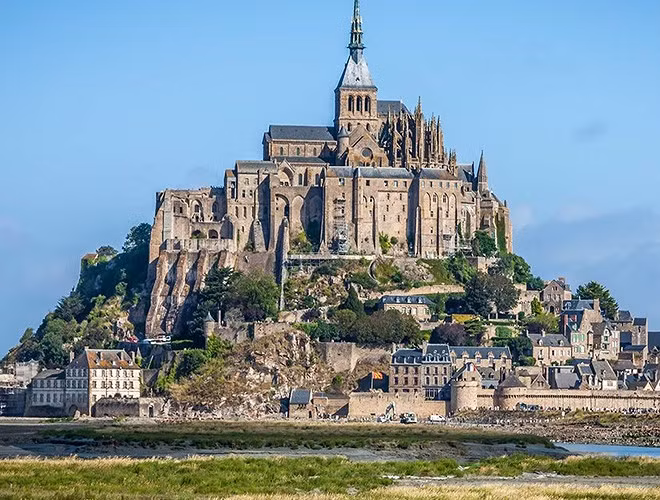 Mont Saint Michel sở hữu nhiều công trình nổi bật mang phong cách kiến trúc đặc trưng của Pháp từ thời trung cổ bao quanh thị trấn.