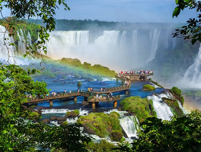 Vườn quốc gia Iguazu: Nằm trên đường biên giới của hai nước Brazil và Argentina, được bao quanh bởi khu rừng nhiệt đới xanh tươi.