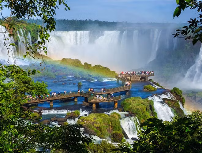 Vườn quốc gia Iguazu: Nằm trên đường biên giới của hai nước Brazil và Argentina, được bao quanh bởi khu rừng nhiệt đới xanh tươi.