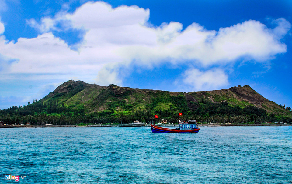 Di sản văn hóa Sa Huỳnh Suối Chình thơ mộng bên dưới chân núi lửa Thới Lới. Miệng núi lửa Thới Lới phun cách nay 1 triệu năm, có đường kính 0,35 km, cao 149 m. Đây là đài quan sát lý tưởng hấp dẫn du khách khi đến huyện đảo Lý Sơn.