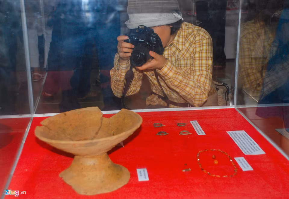 Vật dụng sinh hoạt và đồ trang sức của cư dân Sa Huỳnh được trưng bày giới thiệu ở Bảo tàng Tổng hợp Quảng Ngãi. Văn hóa Sa Huỳnh ở huyện đảo Lý Sơn gồm hai địa điểm: Xóm Ốc và Suối Chình có niên đại khoảng thế kỷ thứ V trước công nguyên kéo dài và chấm dứt ở thế kỷ thứ II sau công nguyên. Di tích Suối Chình được phát triển từ di tích Xóm Ốc có niên đại thế kỷ I, II sau công nguyên.