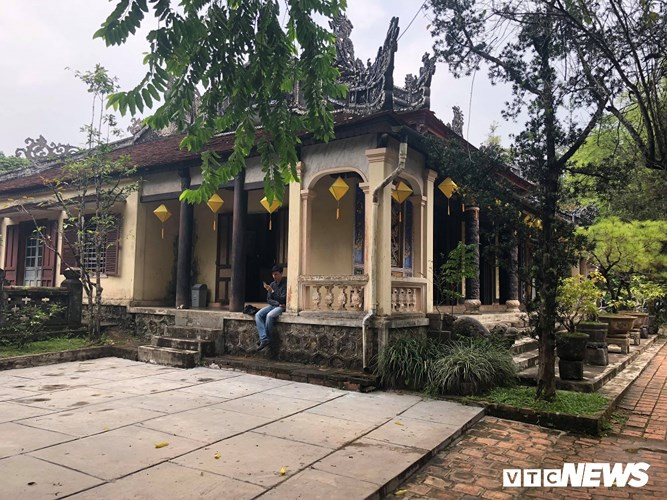 Để mẹ mau khỏi bệnh, Hòa thượng Thích Nhất Định hằng ngày vượt hơn 5km đường rừng để ra chợ mua cá về nấu cháo. Thấy vậy, nhiều người bàn tán là người tu hành mà sát sinh và ăn mặn.