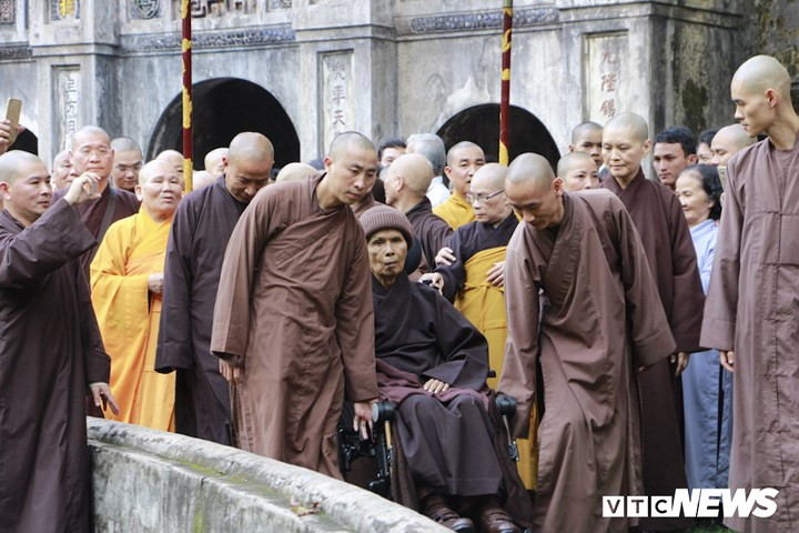 Tổ đình Từ Hiếu cũng là nơi Thiền sư Thích Nhất Hạnh xuất gia tu hành khi 16 tuổi. Tốt nghiệp Phật học Viện Báo Quốc, Huế, Thiền sư Thích Nhất Hạnh tu học thiền theo trường phái Đại thừa của Phật giáo và chính thức trở thành nhà sư vào năm 1949. Thiền sư Thích Nhất Hạnh là tổ của nhánh Từ Hiếu đời thứ 8, dòng Liễu Quán, đời thứ 42 của thiền phái Lâm Tế. Tại nơi đây, ngài thọ giáo với Thiền sư Thanh Quý Chân Thật.