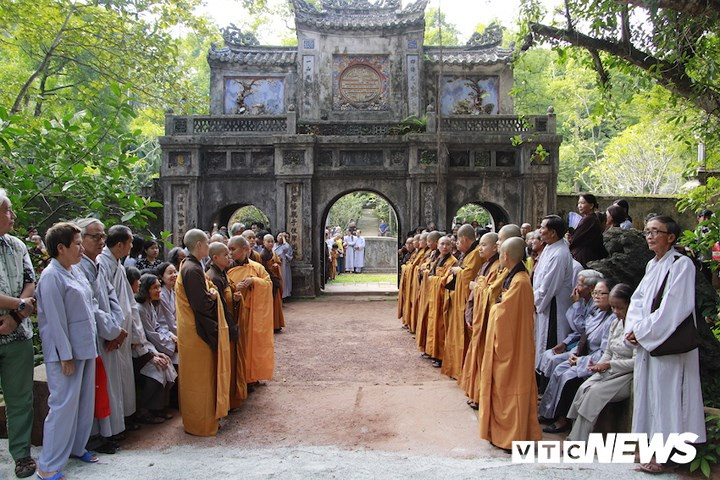 Khi được nghe thuật lại câu chuyện này, nhà vua cảm động trước tấm lòng hiếu thảo của Hòa thượng Thích Nhất Định. Sau khi Hòa thượng qua đời, năm 1848, Thảo Am Đường được mở rộng thành chùa và được các quan thái giám và Phật tử đến lễ Phật. Nhớ đến câu chuyện hiếu thảo của Hòa thượng Thích Nhất Định, vua Tự Đức đã đặt tên ngôi chùa này là “Từ Hiếu Tự".