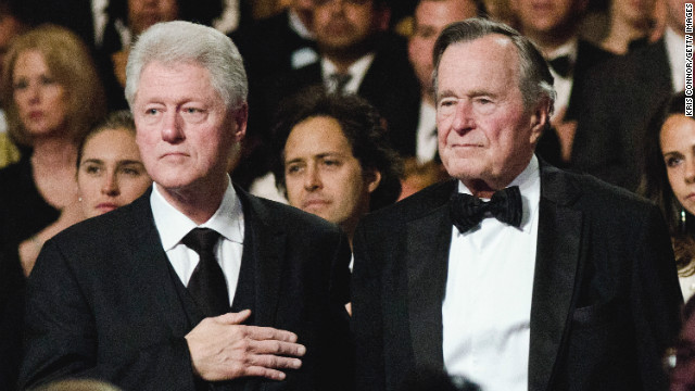 Cũng vì mối quan hệ thân thiết của họ, bà Barbara Bush từng gọi Clinton là "thành viên không được chào đón trong gia đình" trong khi George W. Bush gọi Clinton là "một người anh khác mẹ".