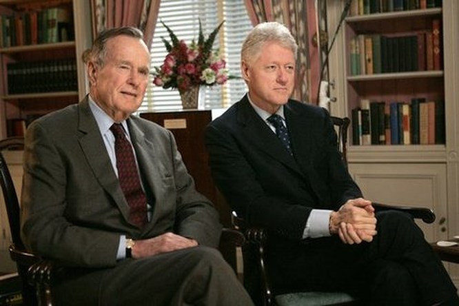 4. Tổng thống George HW Bush và Tổng thống Bill Clinton: Ông George H.W. Bush đã không tái đắc cử trong cuộc chạy đua vào Nhà Trắng năm 1992 trước cựu tổng thống Bill Clinton nhưng trong lá thư gửi cho người kế nhiệm, ông Bush vẫn chúc ông Clinton “may mắn”.Sau khi rời Nhà Trắng, ông Bill Clinton và ông Bush cùng tham gia vào các công việc từ thiện và thậm chí còn trở thành bạn bè.