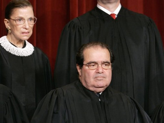 3. Thẩm phán Antonin Scalia và Ruth Bader Ginsburg: Hai thẩm phán Tòa án tối cao với tư tưởng khác nhau thực sự lại là đôi bạn thân thiết nhất trên tòa án cao nhất ở Hoa Kỳ. Thẩm phán Đảng Tự do Ruth Bader Ginsburg và thẩm phán Đảng Bảo thủ Justice Antonin Scalia thiết lập một liên kết chặt chẽ trong suốt thời gian họ cùng làm việc trên tòa án dù hầu như luôn bất đồng quan điểm. "Chúng tôi là bạn thân nhất", Ginsburg viết sau khi Scalia qua đời năm 2016. Cả hai thẩm phán đều thích opera, và Ginsburg thậm chí còn chia sẻ rằng chính Scalia đã giúp bà trở thành một thẩm phán tốt hơn.