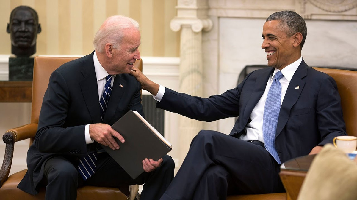 Trước khi rời Nhà Trắng, Obama đã gửi bài điếu văn tại đám tang của con trai Biden, Beau. Ông cũng tặng Biden với Huân chương Tự do Tổng thống trong một buổi lễ bất ngờ. Khi Bidens cần bán nhà để chữa bệnh cho con trai, Obama đã đề nghị trả tiền thế chấp và tặng Biden số tiền đó. Cựu đệ nhất phu nhân Michelle Obama đã từng nói chồng và Biden "thực sự yêu thương lẫn nhau". Sau khi rời văn phòng Tổng thống, Obama nói ông "đã có được một người anh em" đích thực - Biden. Còn ông Biden nói về Obama: "Tôi không thích anh ấy, tôi yêu anh ấy".