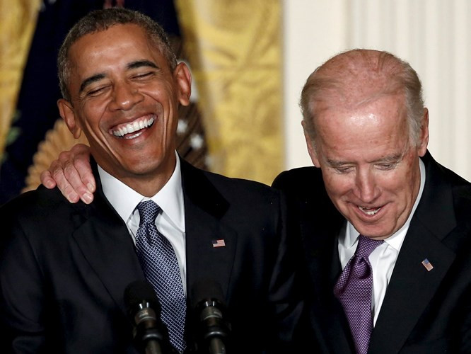 5. Tổng thống Barack Obama và Phó Tổng thống Joe Biden: Thật khó để tìm thấy một tình bạn bromance nổi tiếng hơn của một cựu Tổng thống Barack Obama và cựu Phó Tổng thống Biden. Sau khi đắc cử Tổng thống năm 2008, ông Obama đã chọn Biden làm phó Tổng thống. Từ chạy và đi bộ xung quanh Nhà Trắng đến cười đùa cùng dùng bữa ăn và chơi gôn, cả hai đã liên tục làm việc cùng nhau hơn tám năm tại phủ Tổng thống. Họ thậm chí còn đeo vòng tay tình bạn cùng nhau.