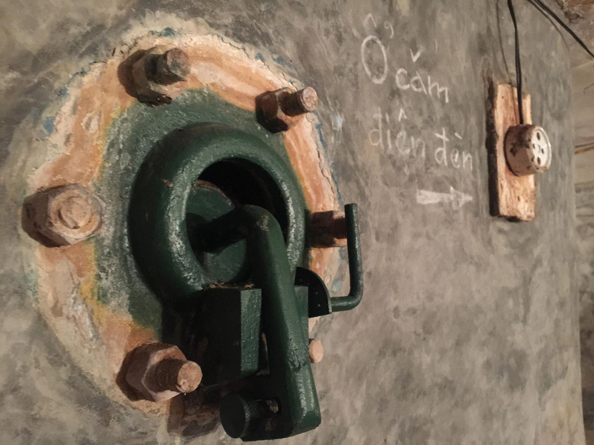 Hệ thống thông hơi và các ổ điện bằng sứ.