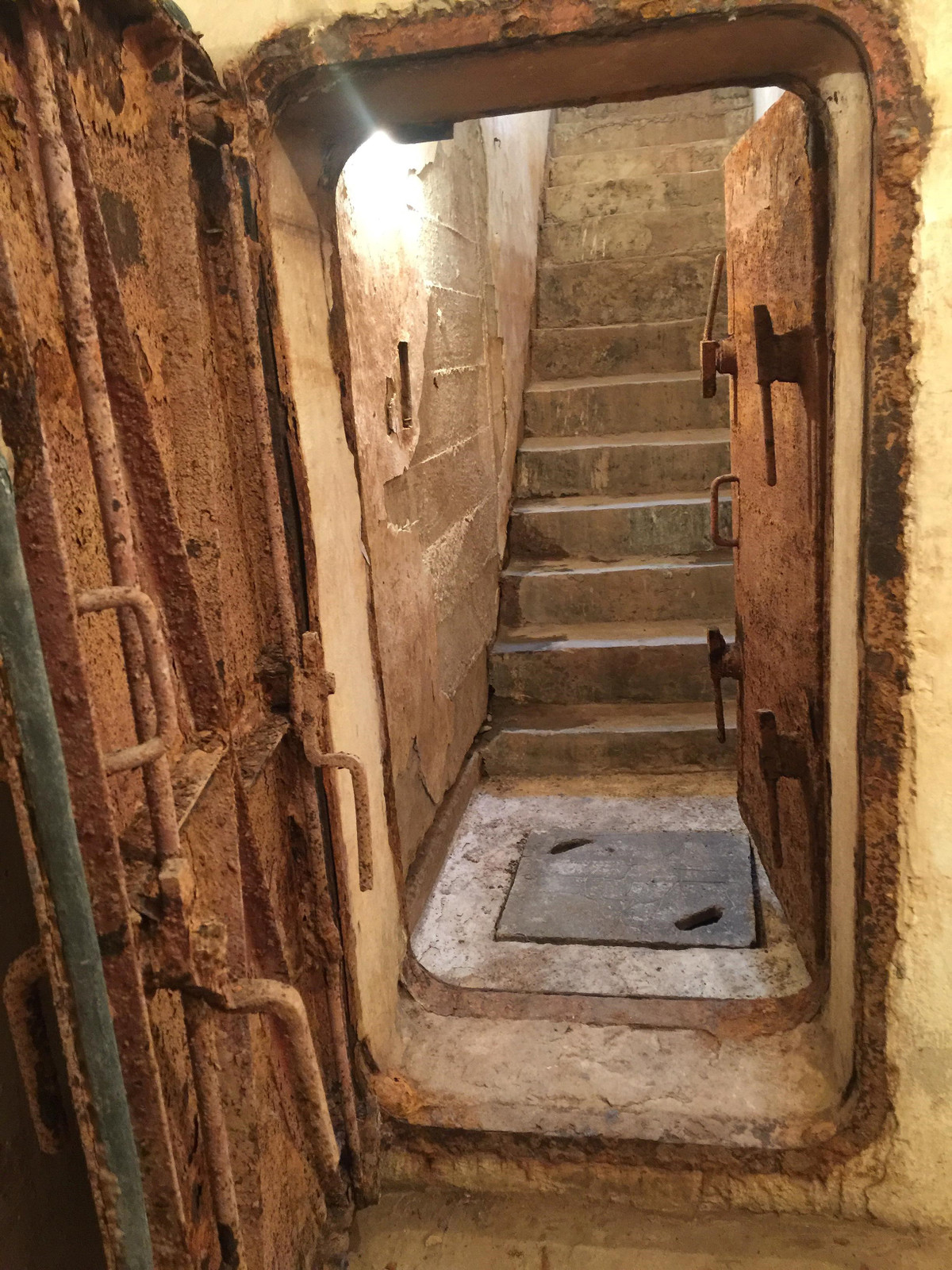 Hầm chia làm 2 ngăn, mỗi ngăn chừng 5m, có lỗ thông gió, đèn điện và đường điện chìm.