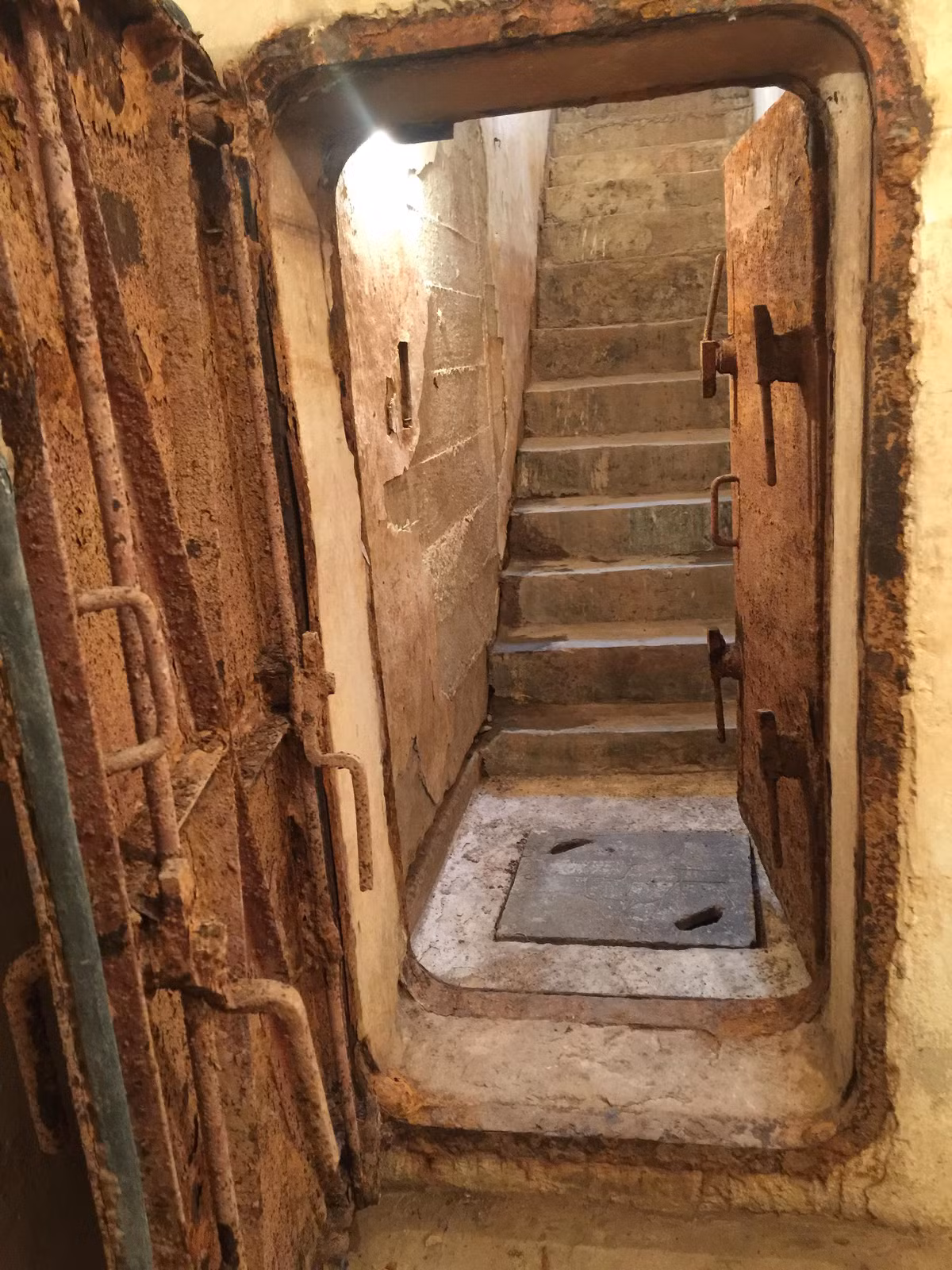 Hầm chia làm 2 ngăn, mỗi ngăn chừng 5m, có lỗ thông gió, đèn điện và đường điện chìm.