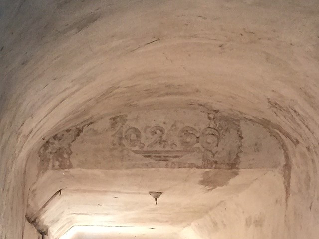 Trên lối xuống hầm còn nguyên dòng chữ khắc năm xây dựng.