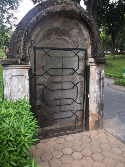 Hầm 66 được xây dựng vào ngày 10-2-1966. Đây là một trong hai lối lên xuống hầm 66 nằm ở sân sau nhà D67.