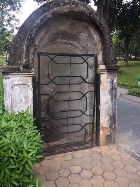 Hầm 66 được xây dựng vào ngày 10-2-1966. Đây là một trong hai lối lên xuống hầm 66 nằm ở sân sau nhà D67.