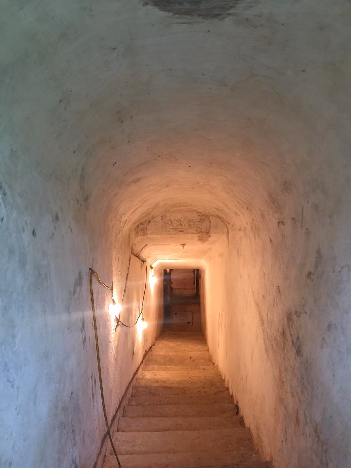 Đây là hầm của Cục Cơ yếu- Bộ Tổng Tham mưu, nằm sâu dưới lòng đất khoảng 6-7m.