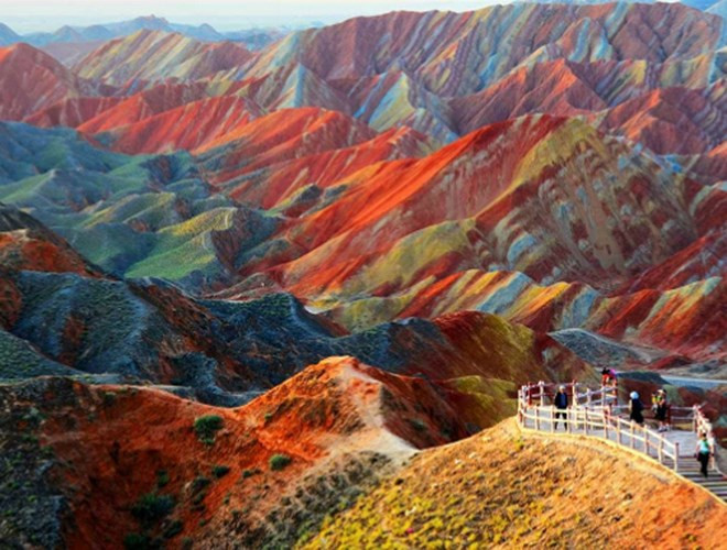 Viện Hàn Lâm Khoa học Trung Quốc, cho biết, các tầng phía dưới của khu địa chất Đan Hà được hình thành từ thời kỳ kỷ Phấn trắng, khoảng 40 triệu đến 100 triệu năm trước. Lớp đất bị du khách làm hỏng được hình thành từ 200.000 - 400.000 năm trước.