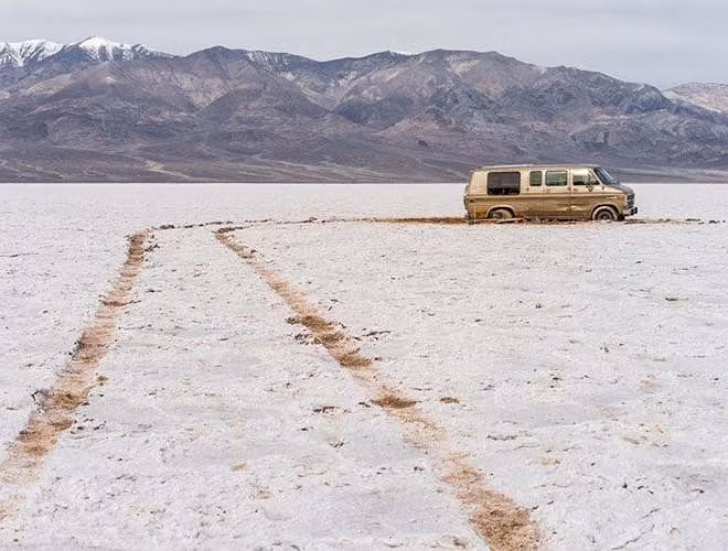 Tuy nhiên, vào tháng 9/2016, một nhóm du khách đã dùng một chiếc SUV giày xéo mặt đất, phá nát cảnh quan. Chưa đầy bốn tháng sau, một vụ việc tương tự diễn ra gây tổn hại nghiêm trọng cho khu vực này.