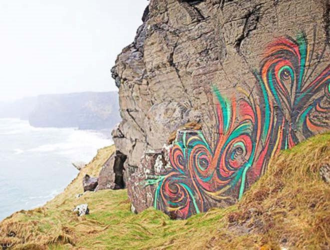 Tuy nhiên, cộng đồng khoa học thế giới đã hoảng hốt khi phát hiện ra những hình vẽ graffiti khổng lồ trên vách đá. Đây là “tác phẩm” của hai du khách người Pháp có biệt danh “Mama” và “Dirty Eidor”.