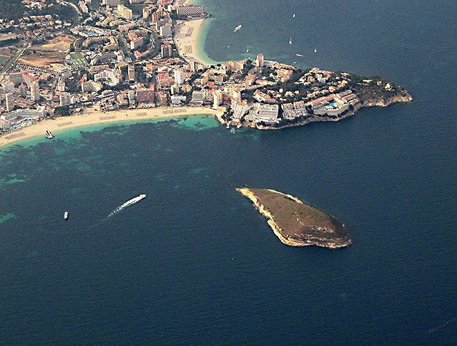 Mùa hè 2015, khí hậu khô nóng khiến cảnh báo cháy rừng lên cao ở đảo Sa Porrassa.