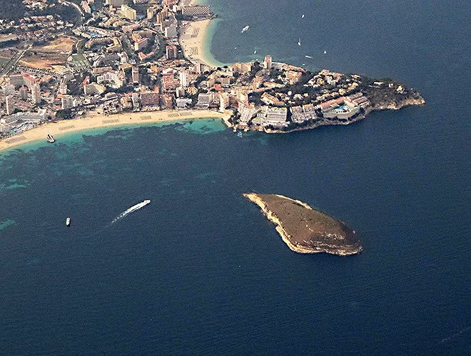 Mùa hè 2015, khí hậu khô nóng khiến cảnh báo cháy rừng lên cao ở đảo Sa Porrassa.