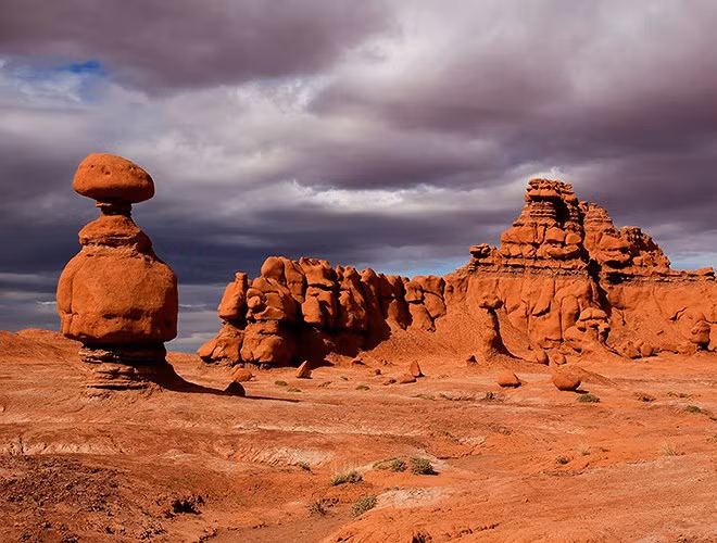 Khung cảnh siêu thực của những tảng đá Goblins thu hút hàng trăm nghìn du khách mỗi năm. Những khối đá khổng lồ được gió và mưa bào mòn qua hàng triệu năm, tạo thành hình dạng độc đáo không đâu có.