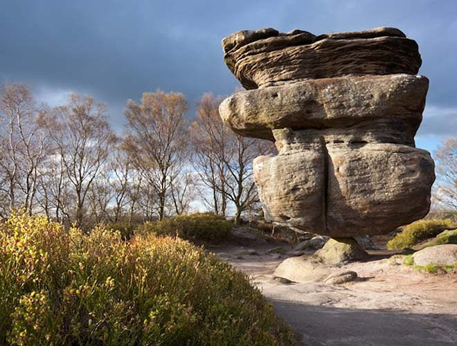 Theo lịch sử, hòn đá này đã tồn tại trong ít nhất 320 triệu năm. Sở dĩ mang tên "Hòn đá thần tượng" là vì tính cân bằng khủng khiếp: Một khối đá đồ sộ đứng vững, cân bằng trên chóp của một hòn đá nhỏ xíu bên dưới.