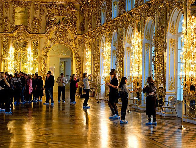 Năm 2016, nhóm du khách Trung Quốc tới thăm cung điện Catherine. Một cậu bé nói với mẹ muốn đi WC, nhưng thay vì đưa con tới nhà WC công cộng, người mẹ để con tiểu tiện ngay tại sàn gỗ của công trình. Sự việc khiến toàn thể nhân viên tại đây choáng váng bởi đây là vụ việc chưa từng xảy ra trong suốt lịch sử.