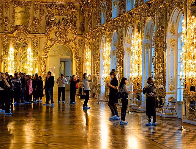 Năm 2016, nhóm du khách Trung Quốc tới thăm cung điện Catherine. Một cậu bé nói với mẹ muốn đi WC, nhưng thay vì đưa con tới nhà WC công cộng, người mẹ để con tiểu tiện ngay tại sàn gỗ của công trình. Sự việc khiến toàn thể nhân viên tại đây choáng váng bởi đây là vụ việc chưa từng xảy ra trong suốt lịch sử.