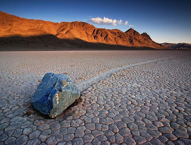 Hồ nước khô cạn này là nơi diễn ra một trong những hiện tượng tự nhiên thú vị nhất thế giới: những tảng đá lớn tự di chuyển ngang bề mặt lòng hồ, để lại các vệt dài đằng sau.