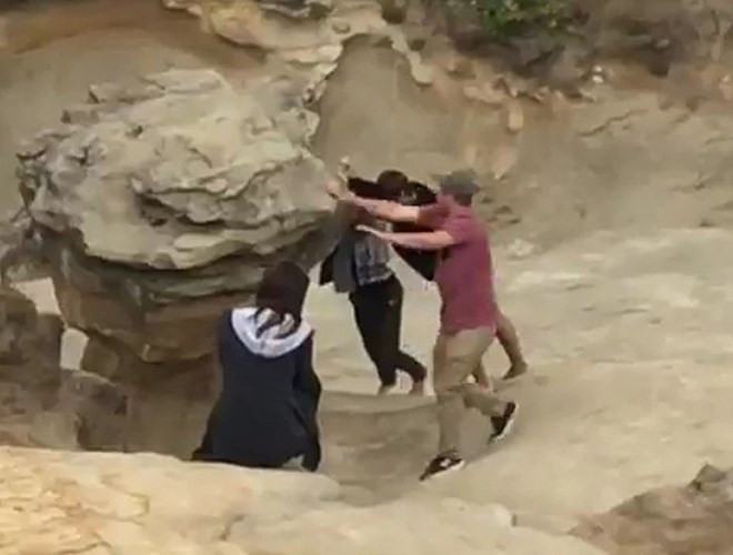 Cuối tháng 8/2016, một nhóm thiếu niên đã leo qua rào chắn, 3 trong số đó đẩy ngã tảng đá trong lúc 3 người còn lại reo hò cổ vũ. Đáng tiếc các nhà chức trách không tìm ra danh tính của nhóm người phá hoại di tích này