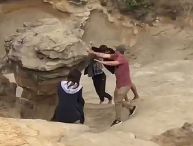 Cuối tháng 8/2016, một nhóm thiếu niên đã leo qua rào chắn, 3 trong số đó đẩy ngã tảng đá trong lúc 3 người còn lại reo hò cổ vũ. Đáng tiếc các nhà chức trách không tìm ra danh tính của nhóm người phá hoại di tích này