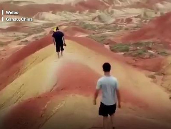 Đoạn phim được đăng trên Internet vào ngày 28-8, ghi lại hành động hai người đàn ông và một phụ nữ dùng chân trần xới lớp đất mềm lên.