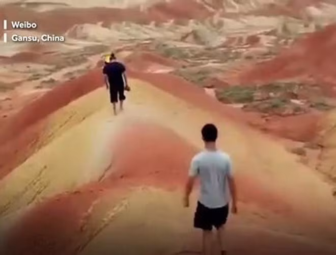 Đoạn phim được đăng trên Internet vào ngày 28-8, ghi lại hành động hai người đàn ông và một phụ nữ dùng chân trần xới lớp đất mềm lên.