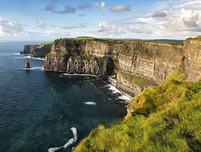 Các chuyên gia đã xóa những hình vẽ bậy này mà không làm tổn hại đến vách đá.