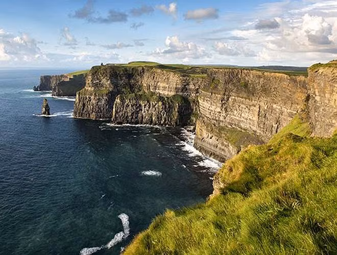 Các chuyên gia đã xóa những hình vẽ bậy này mà không làm tổn hại đến vách đá.