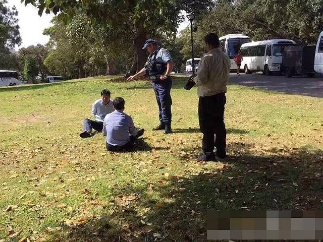 Năm 2016, cảnh sát thành phố Sydney đã bắt giữ hai người đàn ông đều là khách du lịch, đến từ Trung Quốc vì hành vi tiểu tiện bừa bãi ngay tại khu vườn thực vật Hoàng gia trong khi nhà WC công cộng nằm cách đó chỉ khoảng 3 phút đi bộ.