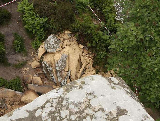 Tuy nhiên 6-2018, một nhóm thanh niên gồm 5 người đã đẩy phiến đá xuống dốc, khiến nó không còn nguyên vẹn như trước. Vụ việc khiến cảnh sát khu vực ngay lập tức vào cuộc.