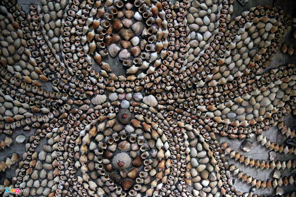 Những hoa văn đẹp mắt được các sư thầy sắp xếp tỉ mỉ tạo nên bức tranh tuyệt đẹp.