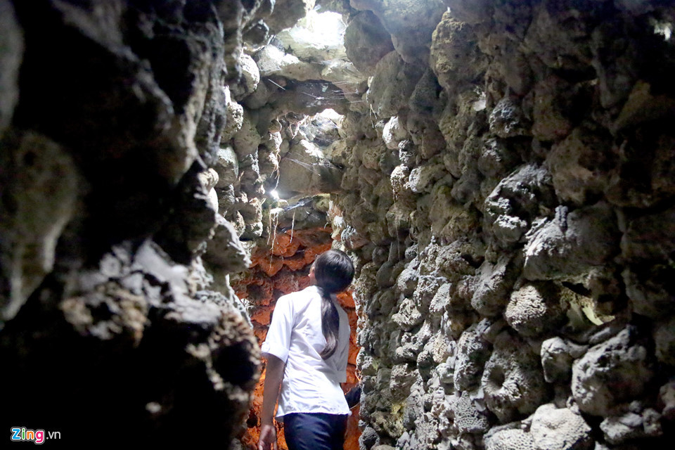 Có những đoạn đường hẹp và chỉ cao khoảng 1 m, du khách phải cúi, bò mới qua được. Ngoài ra, khi bước qua từng “cửa ngục”, du khách sẽ đọc được những lời giáo huấn đối với từng tội lỗi, nhắc nhở người đời không làm việc sai trái.