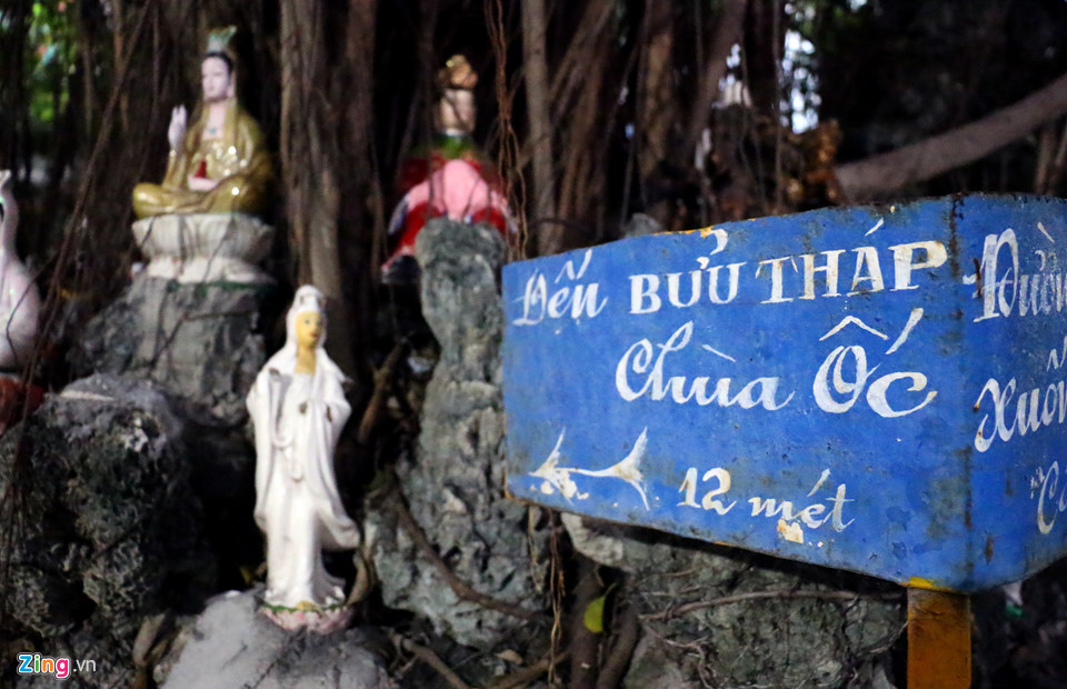 Theo các sư thầy, do du khách đến tham quan đông, nên nhà chùa phải làm rất nhiều bảng chỉ dẫn, nếu không khách sẽ đi lạc.