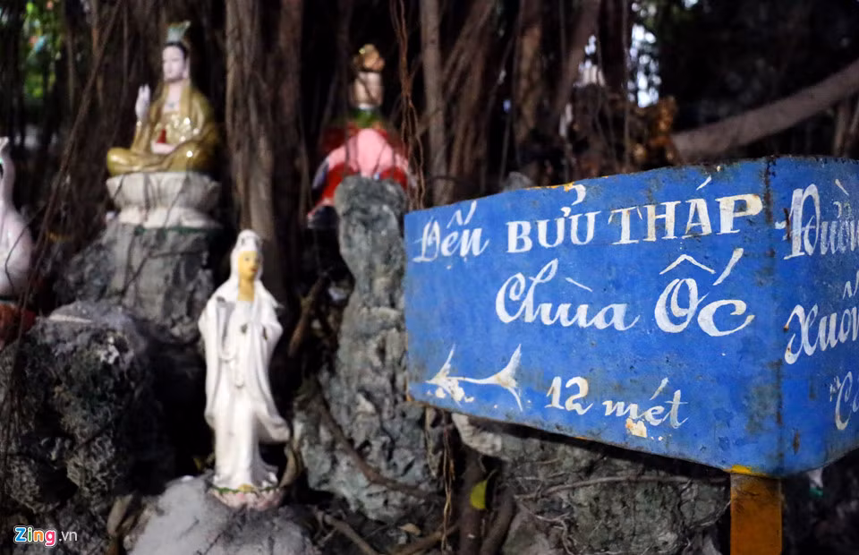 Theo các sư thầy, do du khách đến tham quan đông, nên nhà chùa phải làm rất nhiều bảng chỉ dẫn, nếu không khách sẽ đi lạc.