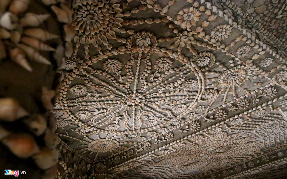 Tầng trên dành thờ Phật, tầng dưới là nơi du khách dừng chân có thể chiêm ngưỡng không gian lộng lẫy với những hoa văn độc đáo được tạo ra bởi hàng nghìn vỏ ốc, sò khác nhau.