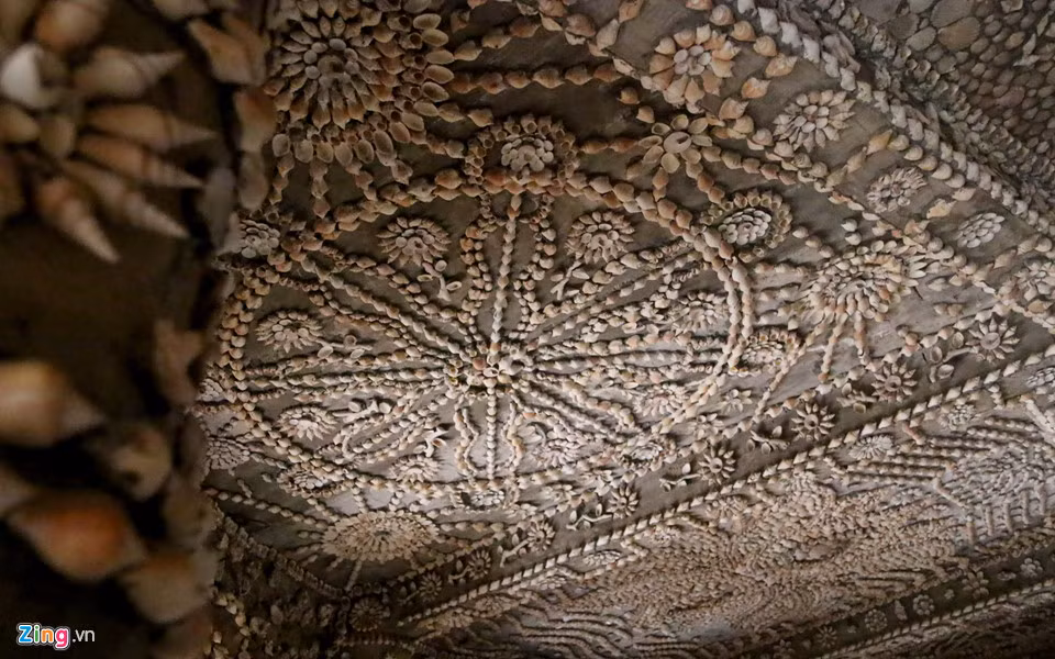 Tầng trên dành thờ Phật, tầng dưới là nơi du khách dừng chân có thể chiêm ngưỡng không gian lộng lẫy với những hoa văn độc đáo được tạo ra bởi hàng nghìn vỏ ốc, sò khác nhau.