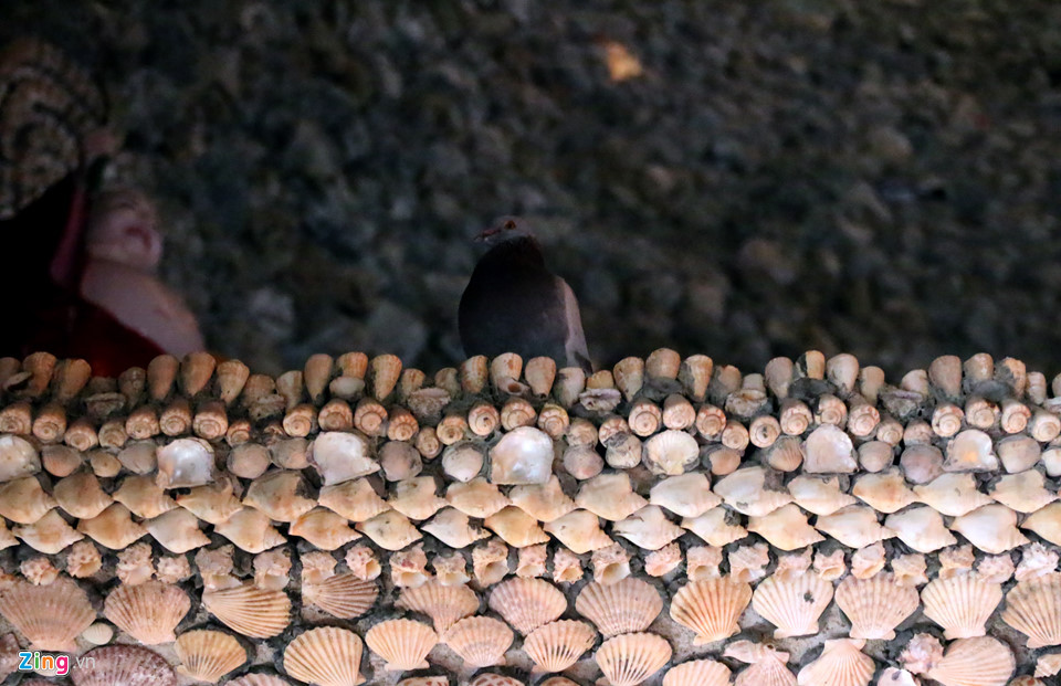 Vẻ đẹp bình yên phía trong ngôi tháp làm bằng vỏ ốc, san hô khiến bất cứ ai cũng không thể quên, dù chỉ đến một lần.